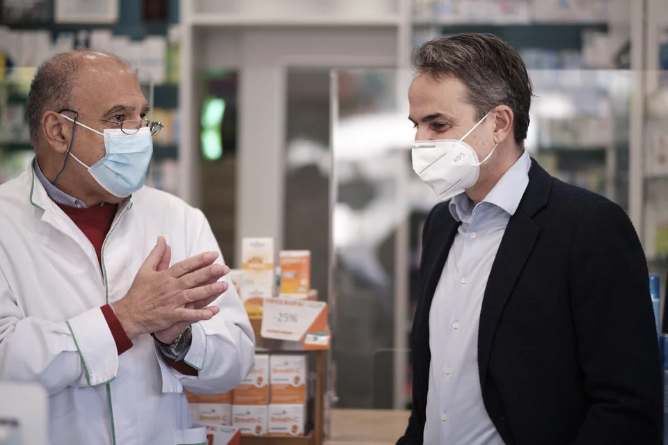 O Κυριάκος Μητσοτάκης συνομιλεί με φαρμακοποιό για τις παραδόσεις των self test -Φωτογραφία: ΓτΠ ΠΑΠΑΜΗΤΣΟΣ ΔΗΜΗΤΡΗΣ