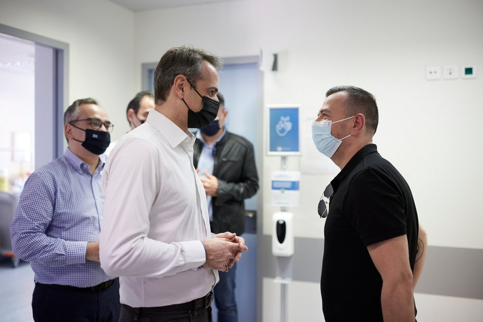 Ο Κυριάκος Μητσοτάκης στο εμβολιαστικό κέντρο Ραφήνας Φωτογραφία: ΓτΠ/ΠΑΠΑΜΗΤΣΟΣ ΔΗΜΗΤΡΗΣ