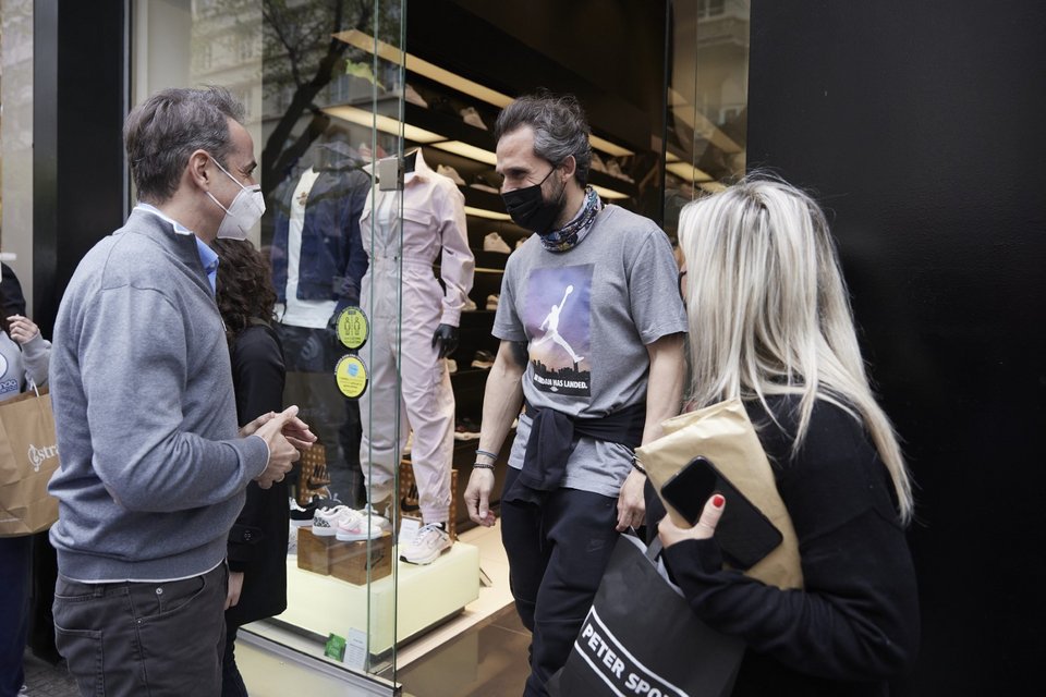 Η βόλτα Μητσοτάκη στη Θεσσαλονίκη: Συνομίλησε με καταστηματάρχες, αγόρασε γλυκά -Φωτογραφία: ΓτΠ ΠΑΠΑΜΗΤΣΟΣ ΔΗΜΗΤΡΗΣ