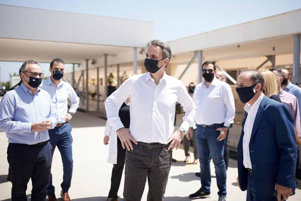 Ο Κυριάκος Μητσοτάκης στο εμβολιαστικό κέντρο Ραφήνας Φωτογραφία: ΓτΠ/ΠΑΠΑΜΗΤΣΟΣ ΔΗΜΗΤΡΗΣ