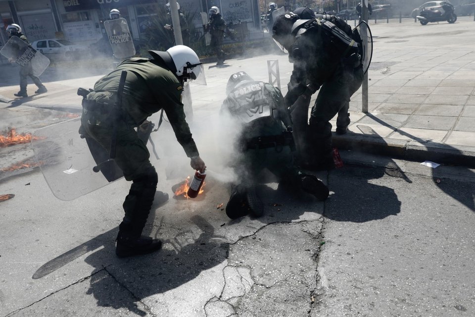 Θεσσαλονίκη: Ανδρες των ΜΑΤ σβήνουν τη φωτιά από μολότοφ σε διαδηλωτή Φωτογραφία: Konstantinos Tsakalidis/SOOC