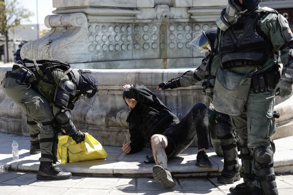 Θεσσαλονίκη: Ανδρες των ΜΑΤ σβήνουν τη φωτιά από μολότοφ σε διαδηλωτή Φωτογραφία: Konstantinos Tsakalidis/SOOC