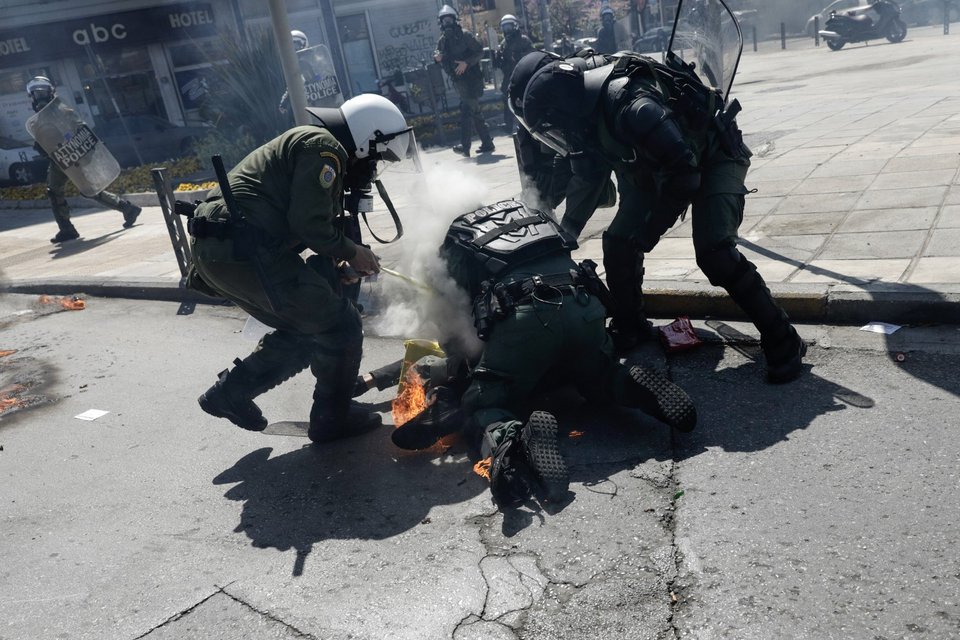 Θεσσαλονίκη: Ανδρες των ΜΑΤ σβήνουν τη φωτιά από μολότοφ σε διαδηλωτή Φωτογραφία: Konstantinos Tsakalidis/SOOC