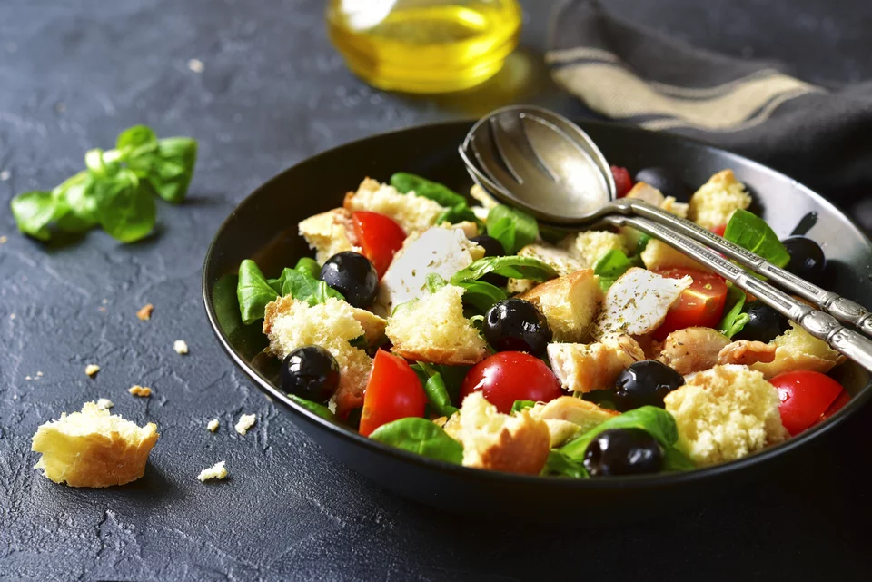 σαλάτα panzanella με κοτόπουλο