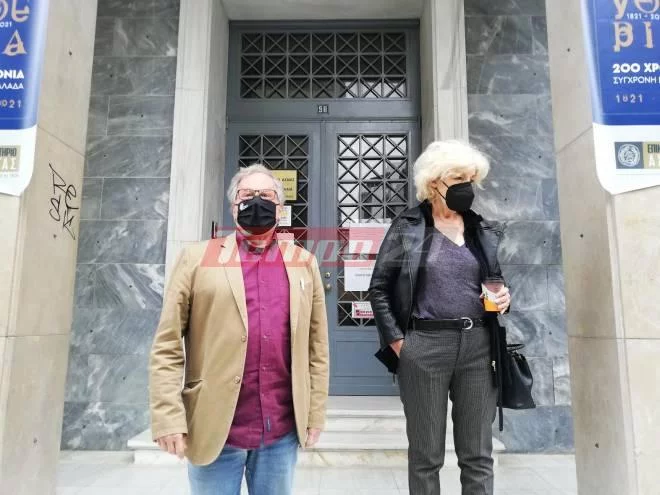 Οι βουλευτές του ΣΥΡΙΖΑ Κ. Μάρκου και Σία Αναγνωστοπούλου περιμένουν τον Στέλιο Πέτσα έξω από το Επιμελητήριο Αχαϊας/Φωτογραφία tempo24