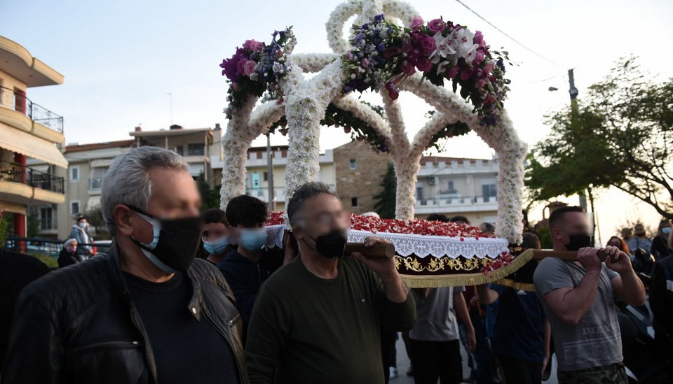 Η περιφορά του Επιταφίου στον προαύλιο χώρο του ναού στην Πολίχνη Θεσσαλονίκης / Φωτογραφία: Intime