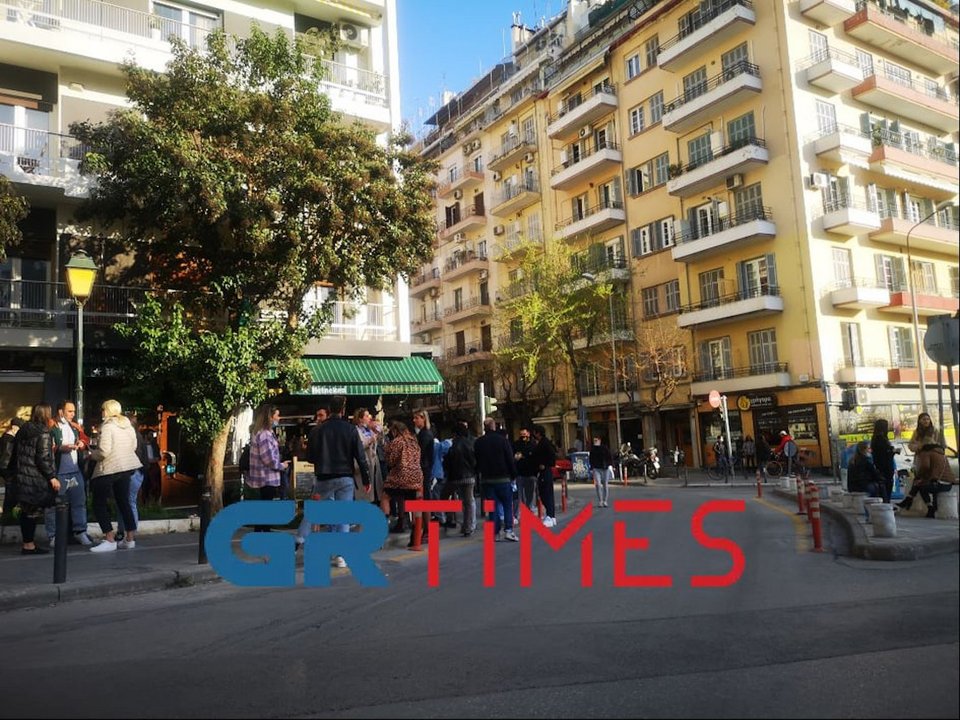 Ουρές για ποτό και καφέ στη Θεσσαλονίκη