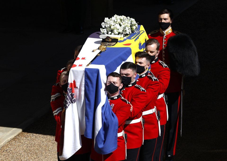 Το φέρετρο του πρίγκιπα Φίλιππου με την ελληνική σημαία