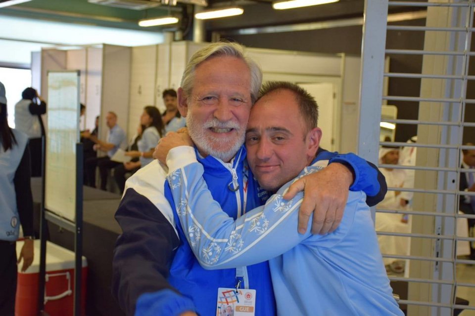 Ο πρόεδρος των Special Olympics Hellas, Διονύσιος Κοδέλλας με έναν από τους αθλητές
