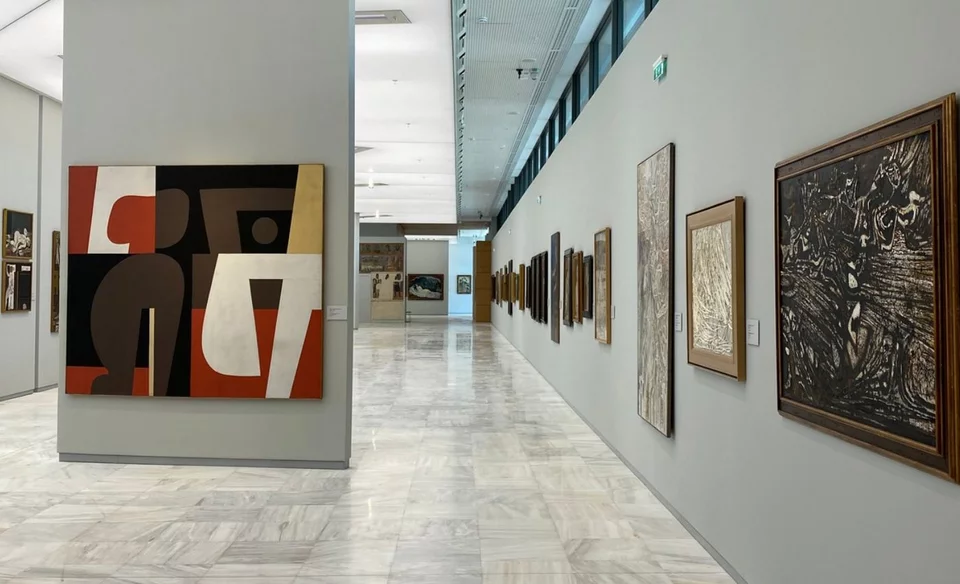 Το «Ερωτικό» του Γιάννη Μόραλη υποδέχεται τον επισκέπτη όταν φτάνοντας στον δέυτερο όροφο στρίψει αριστερά στη μεγάλη φωτεινή έκθεση. Πλάι του, η «Σίφνος» του Παναγιώτη Τέτση