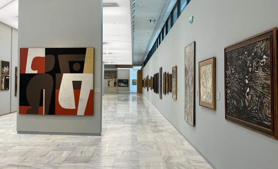 Το «Ερωτικό» του Γιάννη Μόραλη υποδέχεται τον επισκέπτη όταν φτάνοντας στον δέυτερο όροφο στρίψει αριστερά στη μεγάλη φωτεινή έκθεση. Πλάι του, η «Σίφνος» του Παναγιώτη Τέτση