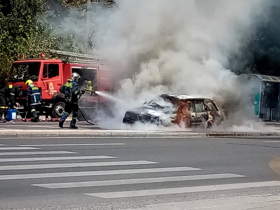 Πυροσβέστης σβήνει τη φωτιά σε αυτοκίνητο στη Βασιλίσσης Σοφίας