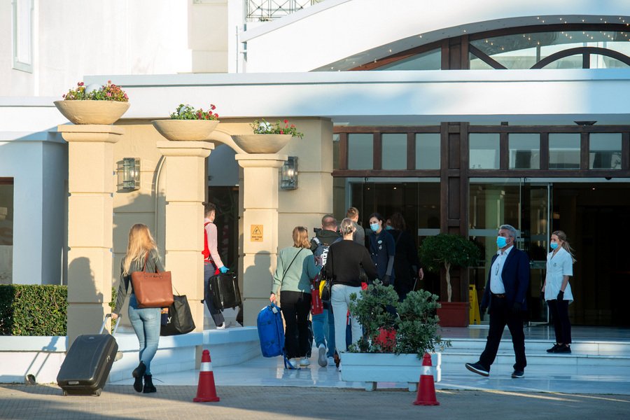Οι τουρίστες καταφθάνουν στο θέρετρο