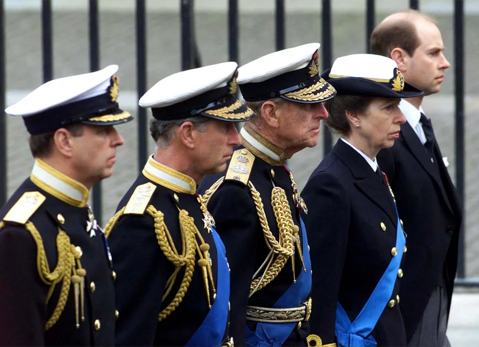 Τα μέλη της βασιλικής οικογένειας με στρατιωτικές στολές στην κηδεία της βασιλομήτωρ