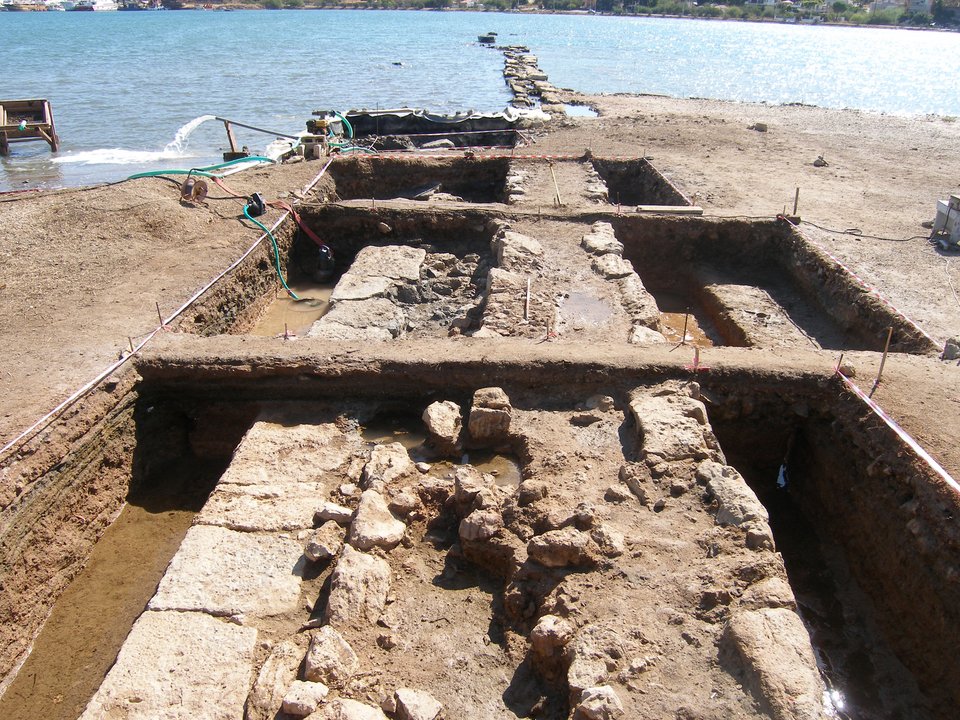 Τμήμα επιθαλάσσιου τείχους της κλασικής πόλης αποκαλύφθηκε στον μυχό του Όρμου Αμπελακίου στη Σαλαμίνα κατά την υποβρύχια έρευνα του 2020