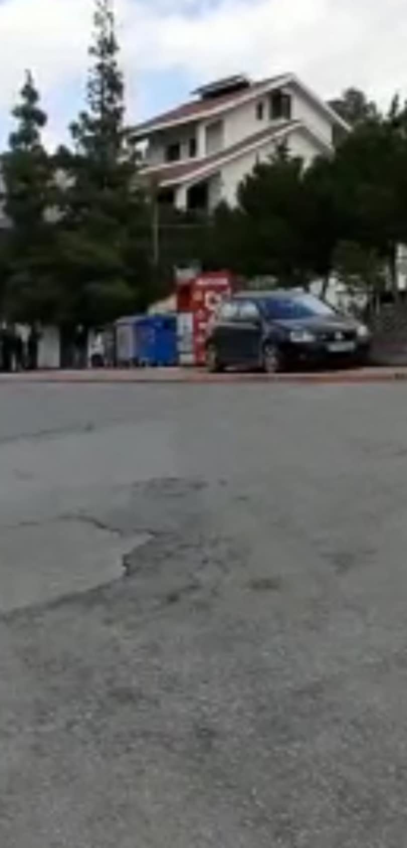 Το σημείο που δολοφονήθηκε ο δημοσιογράφος Γιώργος Καραϊβάζ / Φωτογραφία: iefimerida.gr