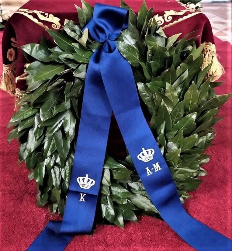 Το στεφάνι που έστειλαν Κωνσταντίνος και Άννα Μαρία