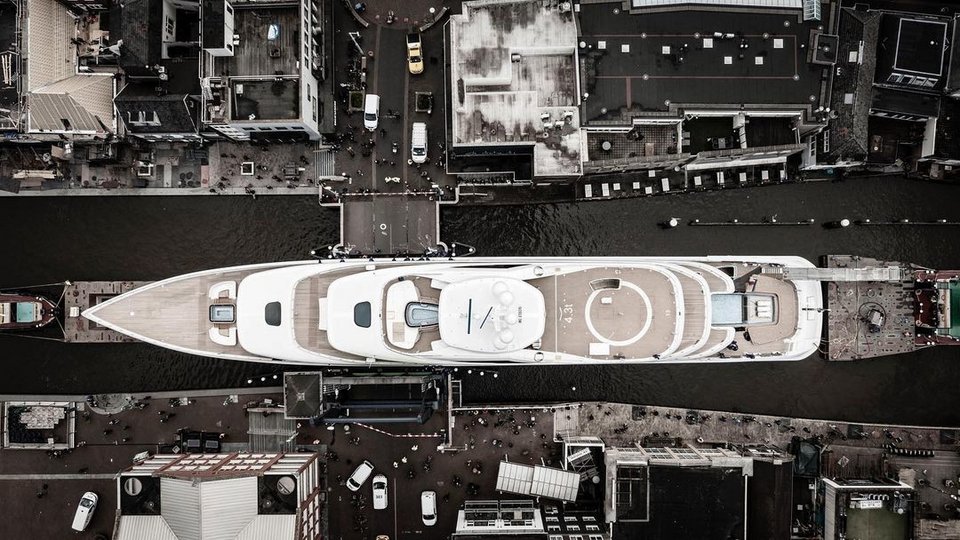 Ένα superyacht μήκους 94 μέτρων διέσχισε τα στενά κανάλια της Ολλανδίας προκειμένου να φτάσει στη Βόρεια Θάλασσα για να αρχίσει τις θαλάσσιες δοκιμές του