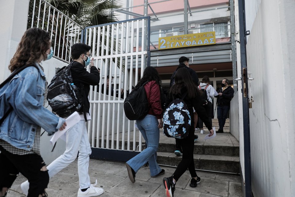 Στα θρανία ξανά οι μαθητές των λυκείων