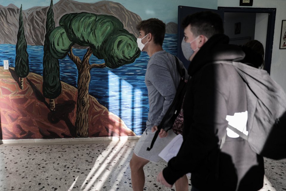 Στα θρανία ξανά οι μαθητές των λυκείων