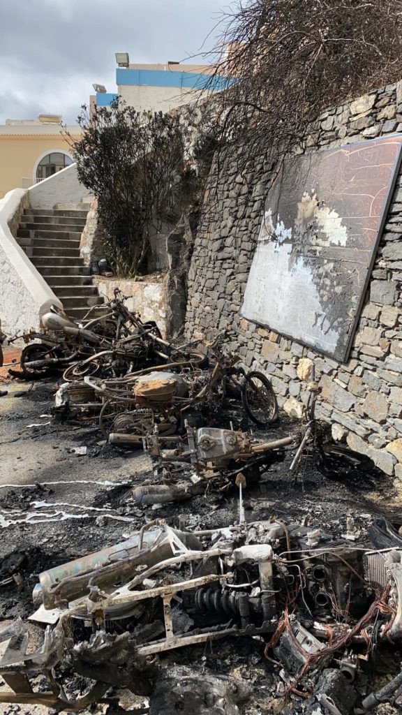 Καμένες μηχανές στη Σύρο