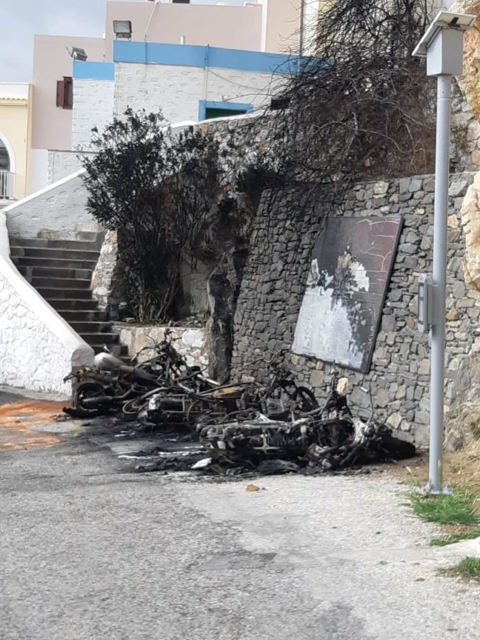 Μηχανές καμένες από πυρκαγιά στη Σύρο