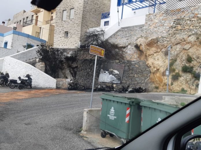 Κάηκαν μηχανές στην περιοχή Καμάρα της Σύρου