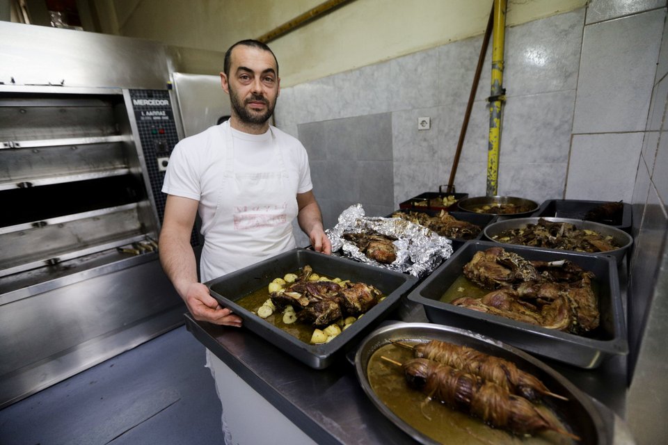 Ταψιά με αρνάκι σκέτο ή με πατάτες, αλλά και σούβλες κοκορέτσι