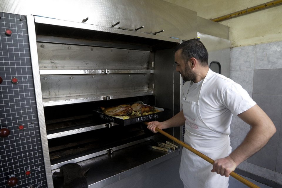 Το όνομα της οικογένειας στα πλαϊνά του ταψιού