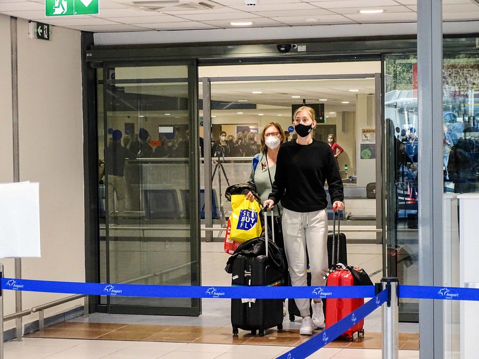 Στιγμιότυπο από την έλευση των Ολλανδών τουριστών στο αεροδρόμιο της Ρόδου/Φωτογραφία: Eurokinissi