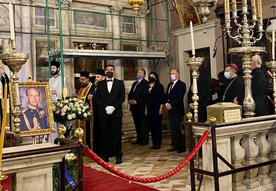 Στο μνημόσυνο παρέστησαν οι προκαθήμενοι της Αγγλικανικής και της Ρωμαιοκαθολικής εκκλησίας και μέλη της βρετανικής κοινότητας του νησιού