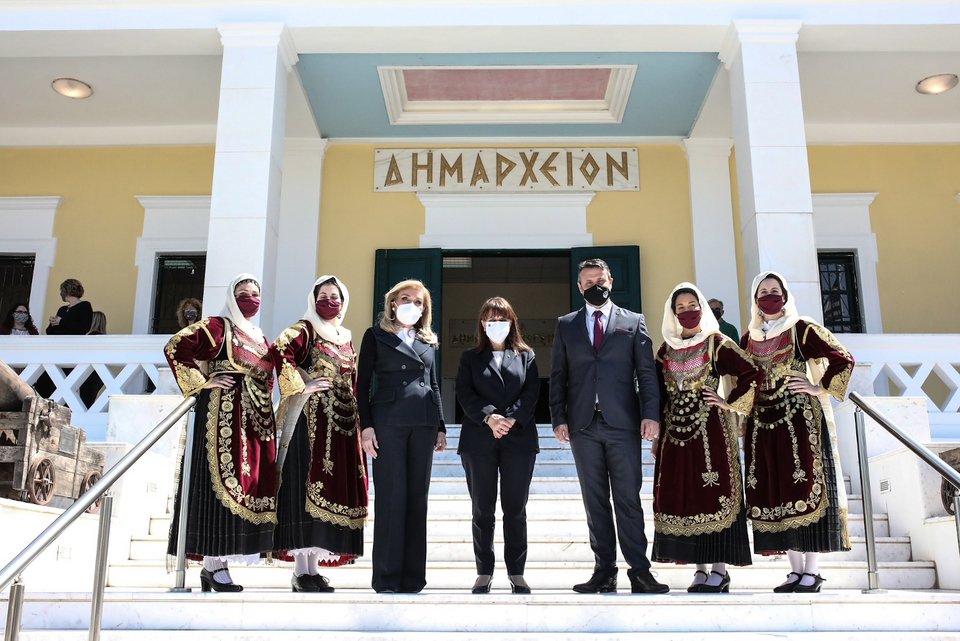 Ο δήμαρχος Σαλαμίνας Γιώργος Παναγόπουλος υποδέχεται την Πρόεδρο της Δημοκρατίας και την κυρία Μαριάννα Βαρδινογιάννη στο Δημαρχείο Σαλαμίνας
