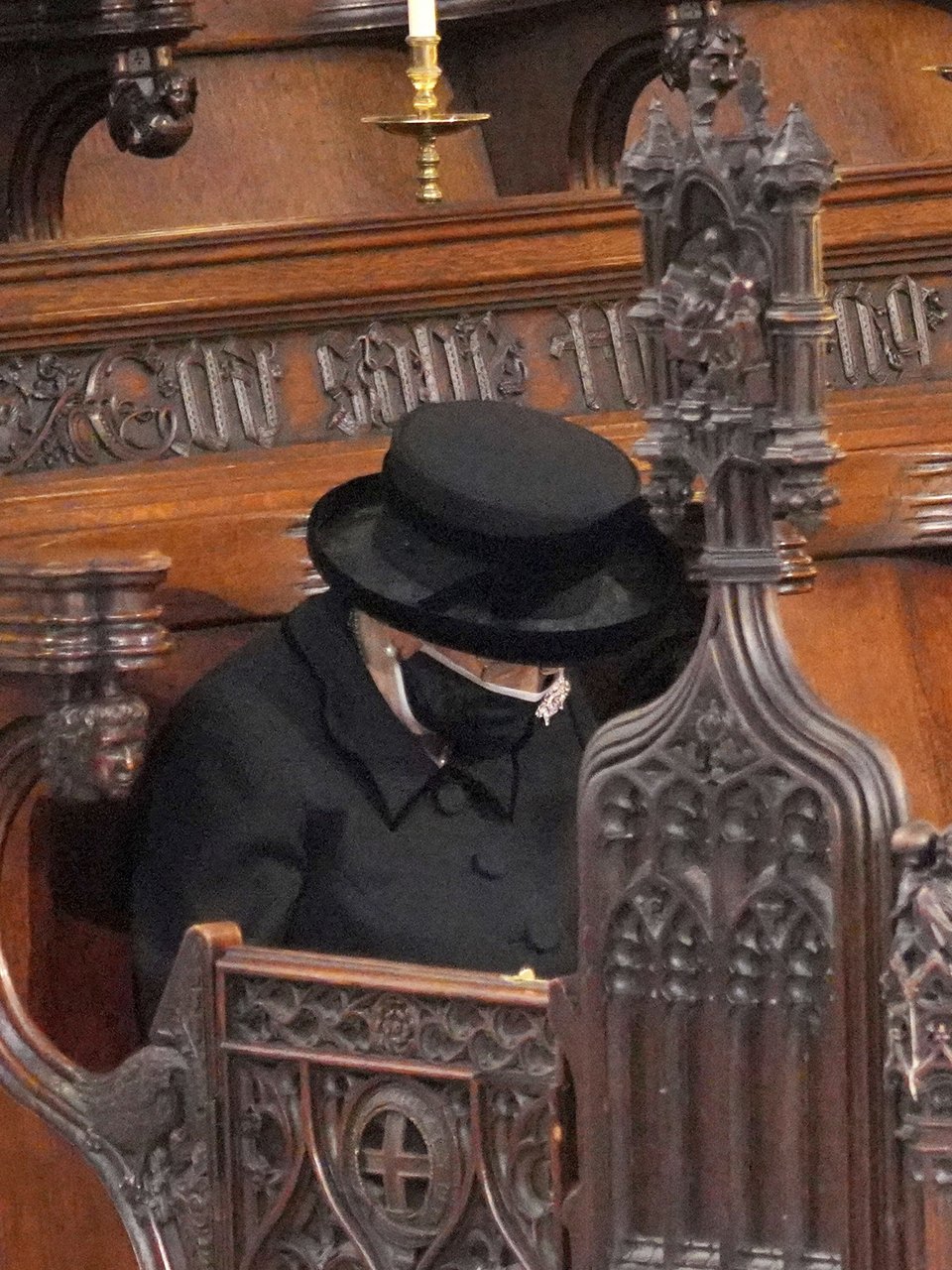Η βασίλισσα Ελισάβετ με σκυμμένο κεφάλι θρηνεί τον θάνατο του συζύγου της, πρίγκιπα Φίλιππου