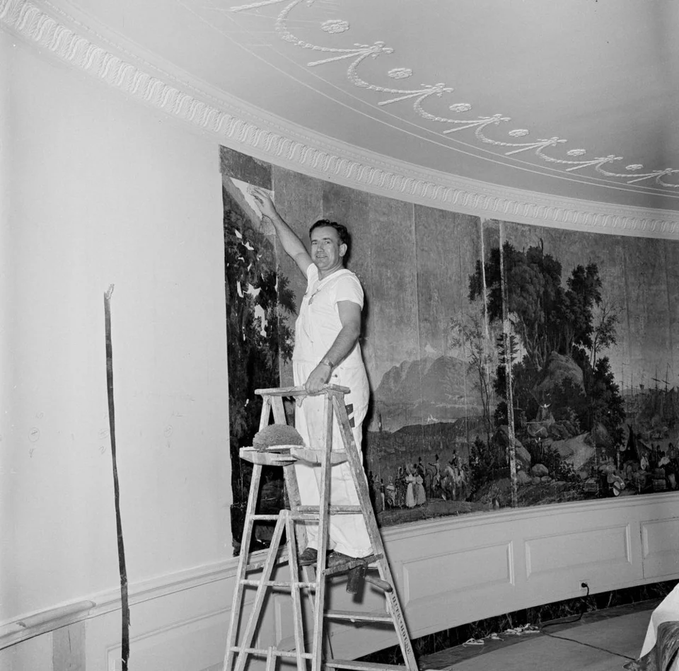 Απρίλιο του 1961, ειδικά εκπαιδευμένος εργάτης τοποθετεί την ταπετσαρία του Zuber στον Λευκό Οίκο ' JFK Library