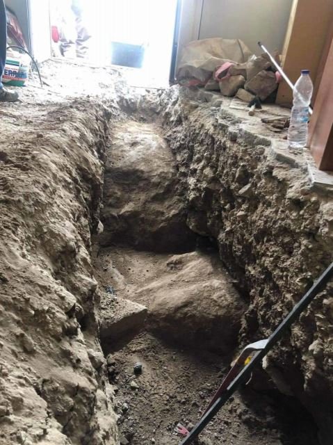 Κατά τις εργασίες αποκαλύφθηκε ότι ο οικίσκος είχε δημιουργηθεί πάνω σε φυσικό βράχο!