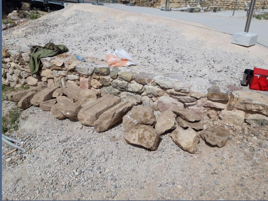 Αρχαιολογικό υλικό που είχε χρησιμοποιηθεί σε περασμένες δεκαετίες ως υποβάση για τον αγωγό!