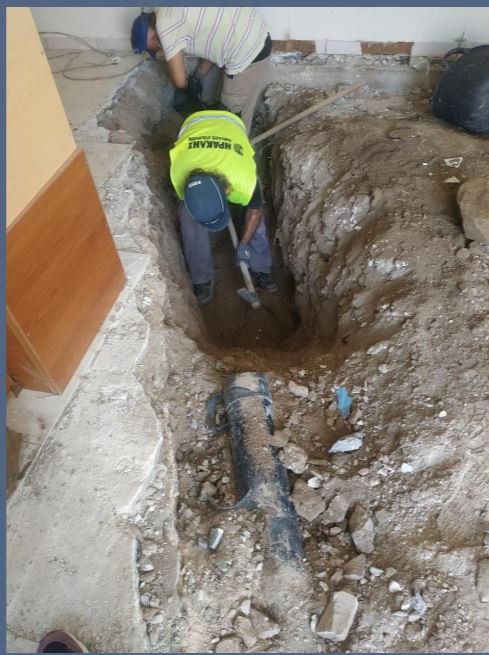 Μέσα στην παράγκα, κατά τις εργασίες για την απομάκρυνση των τσιμέντων και των παλιών αγωγών, χειρωνακτικά.
