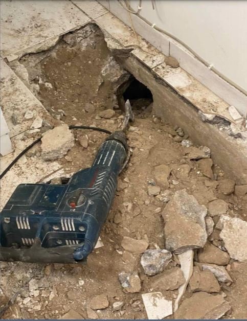 Το κομπρεσέρ που χρησιμοποιήθηκε μέσα στην παράγκα σε μέρος των εργασιών και αποκάλυψε την τρύπα στο τείχος.