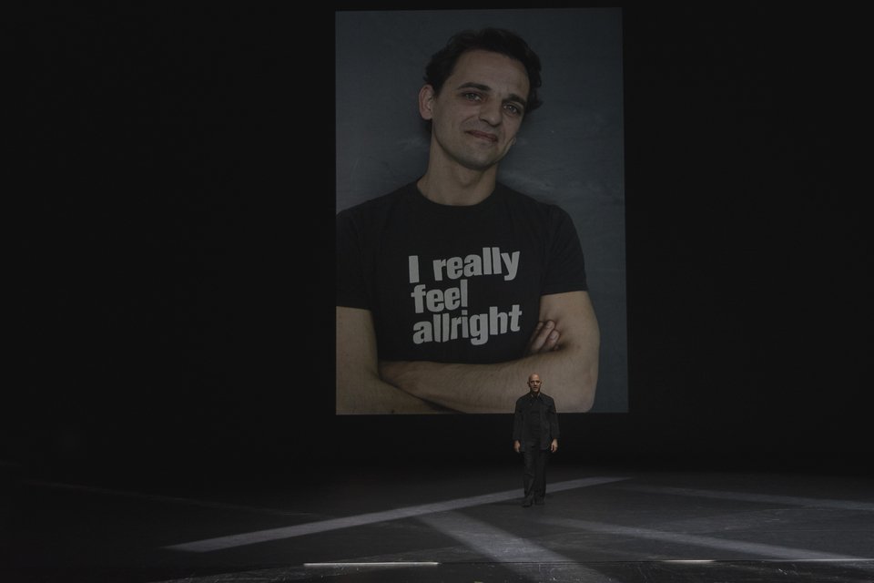  Η φωτογραφία του Αλεξάνταρ (Σάσα) Νέσκωβ, του αδικοχαμένου πρώτου χορευτή της Εθνικής Λυρικής Σκηνής ξεπροβάλει στο βάθος της σκηνής / Ελένη Ζαχαροπούλου