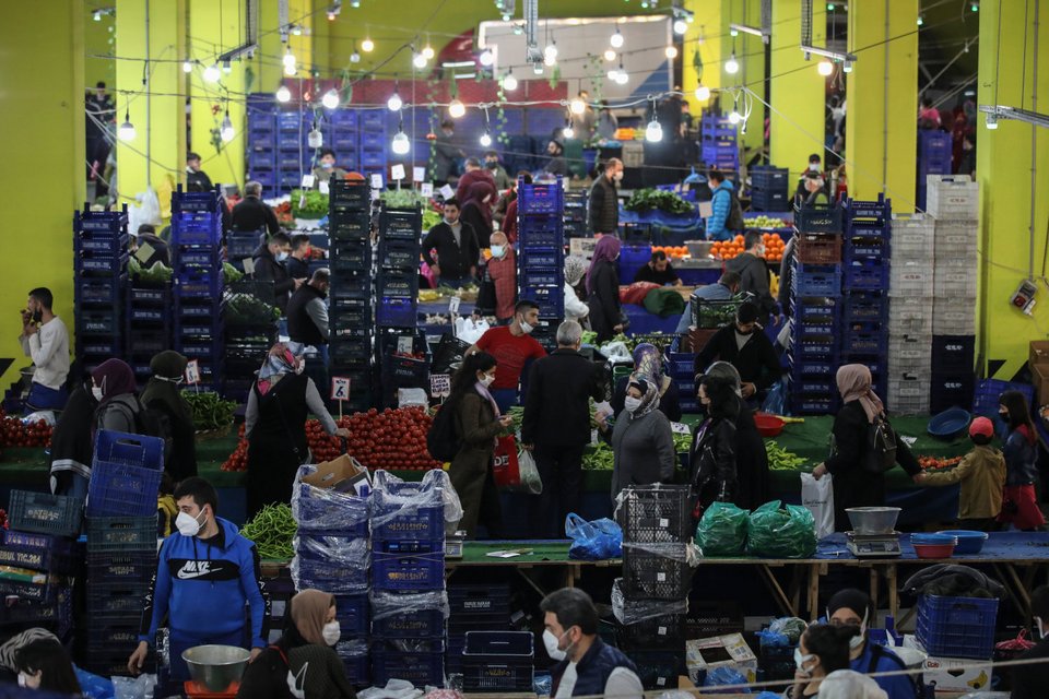 Συνωστισμός σε λαχαναγορά της Κωνσταντινούπολης μετά την άρση του πλήρους lockdown στην Τουρκία