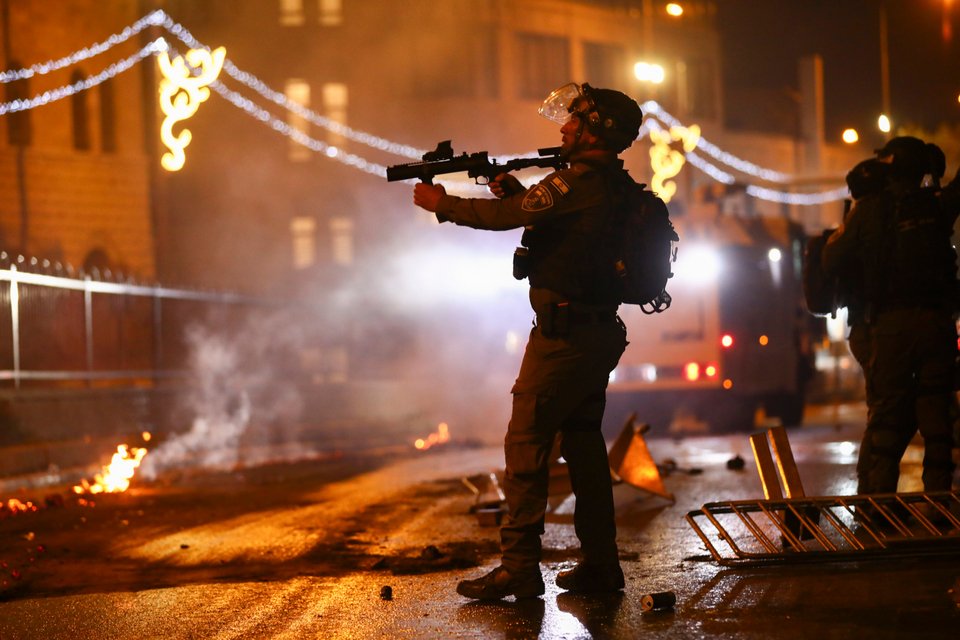 Τουλάχιστον 90 άτομα τραυματίστηκαν στις χθεσινές συγκρούσεις Παλαιστινίων - ισραηλινής αστυνομίας στην Ιερουσαλήμ