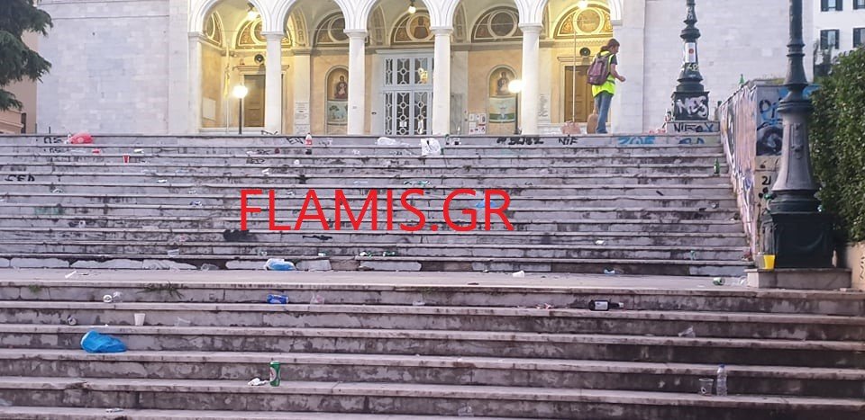 Στα σκαλιά της εκκλησίας καθόταν ο κόσμος στο κορωνοπάρτι της Πάτρας