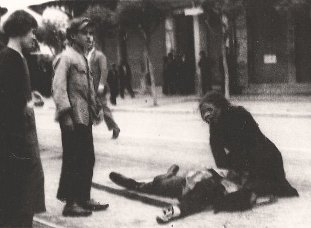 Ο θρήνος μιας μητέρας για τον νεκρό της γιο