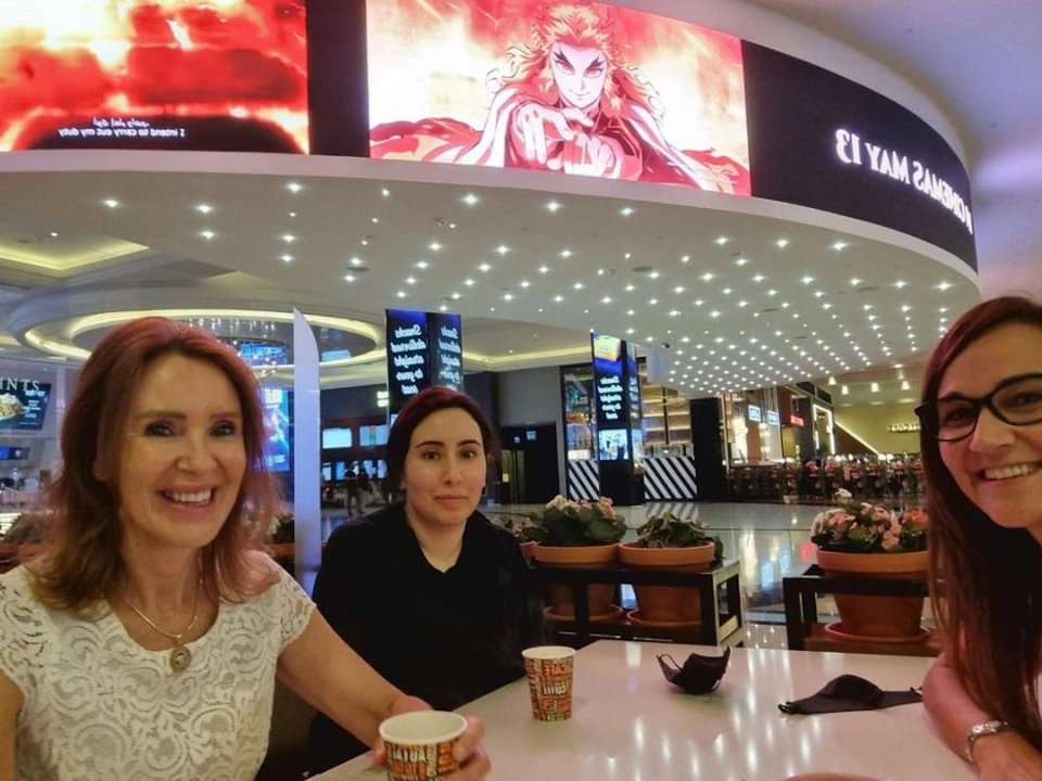 Η πριγκίπισσα Λατίφα (στο κέντρο) με δύο γυναίκες που ποζάρουν χαμογελαστές στο φακό σε εμπορικό κέντρο στο Ντουμπάι