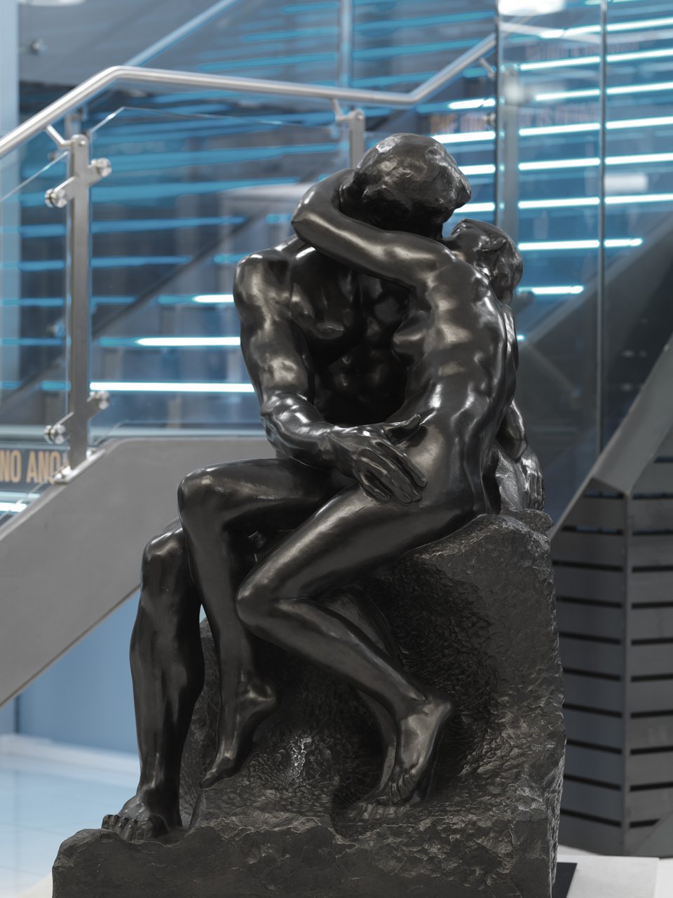 Το Φιλί του Ωγκίστ Ροντέν στην Στέγη του Ιδρύματος Ωνάση/ Φωτογραφία  Stelios Tzetzias studioon 
