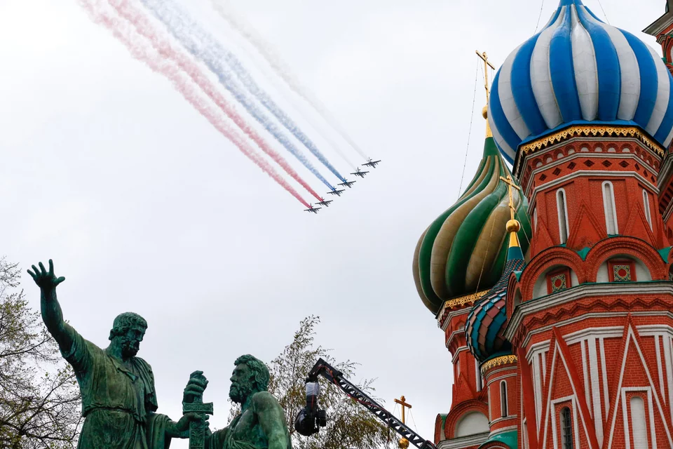 Πολεμικά αεροσκάφη σχημάτισαν τα χρώματα της ρωσικής σημαίας στον ουρανό 