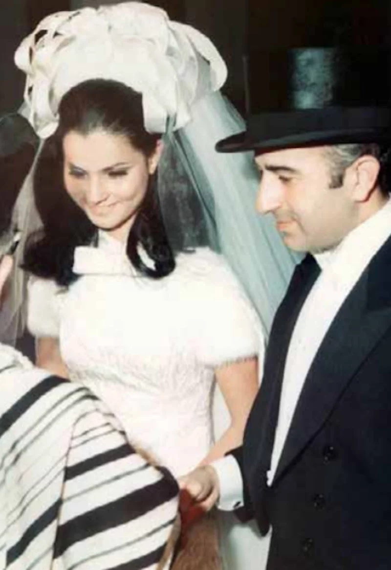 O Tζόζεφ Σάφρα παντρεύτηκε την Βίκυ Σαρφάτη το 1959 