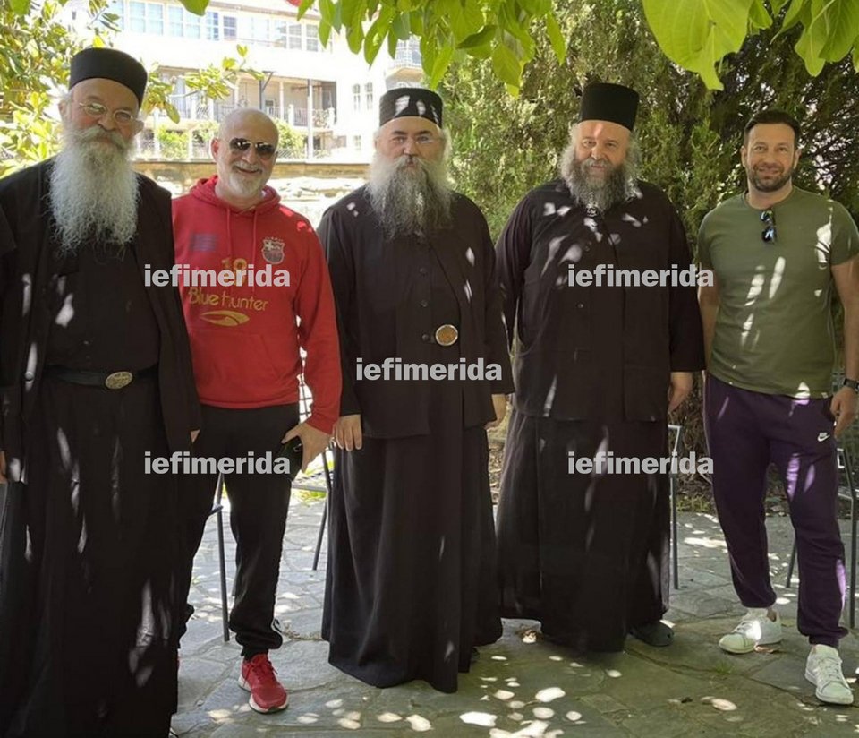 Οι επιχειρηματίες Τασος Αναγώστου και Βαγγελης Πασακόπουλος ανάμεσα σε μοναχούς στο Αγιο Ορος