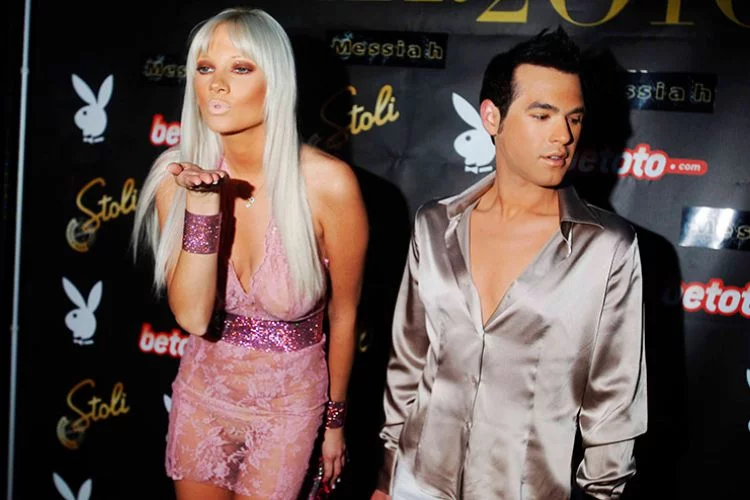 Με τον Μένιο Φουρθιώτη με τον οποίο τώρα είναι εδώ και πολλά χρόνια στα δικαστήρια, κατηγορώντας τον για κλοπή 200.000 ευρώ. 