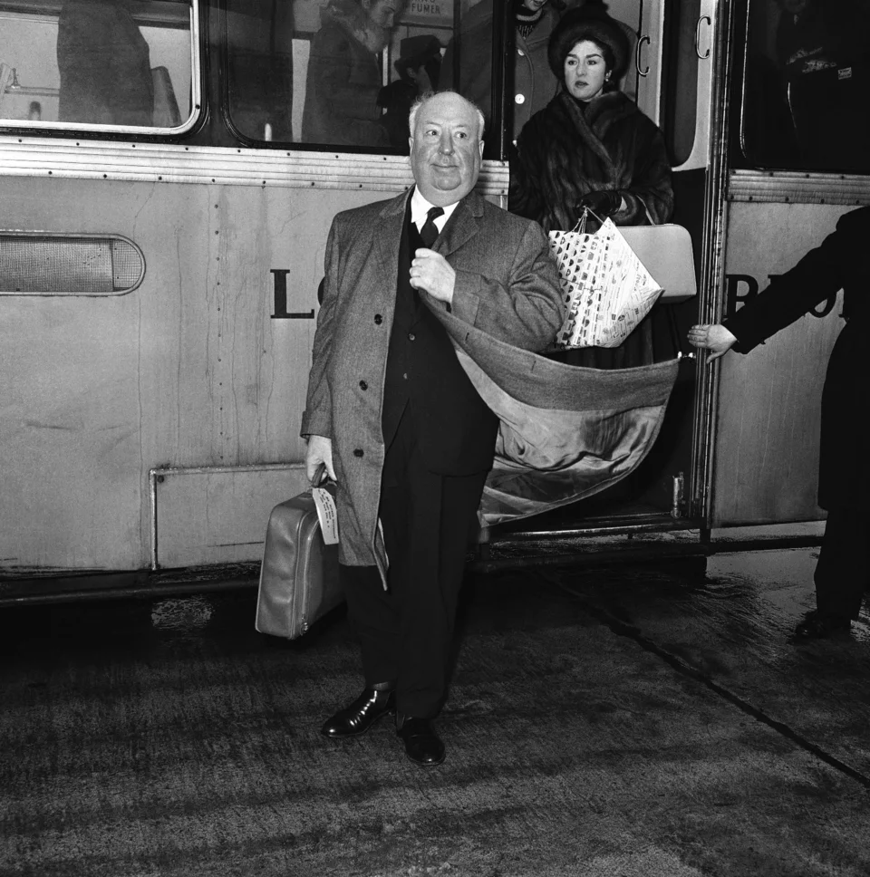 Άλφρεντ Χίτσκοκ κατεβαίνει από λεωφορείο 